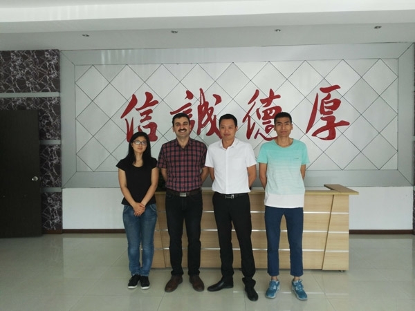 M. Reza Rousta先生與創(chuàng)想儀器總經(jīng)理、外貿(mào)經(jīng)理等合影